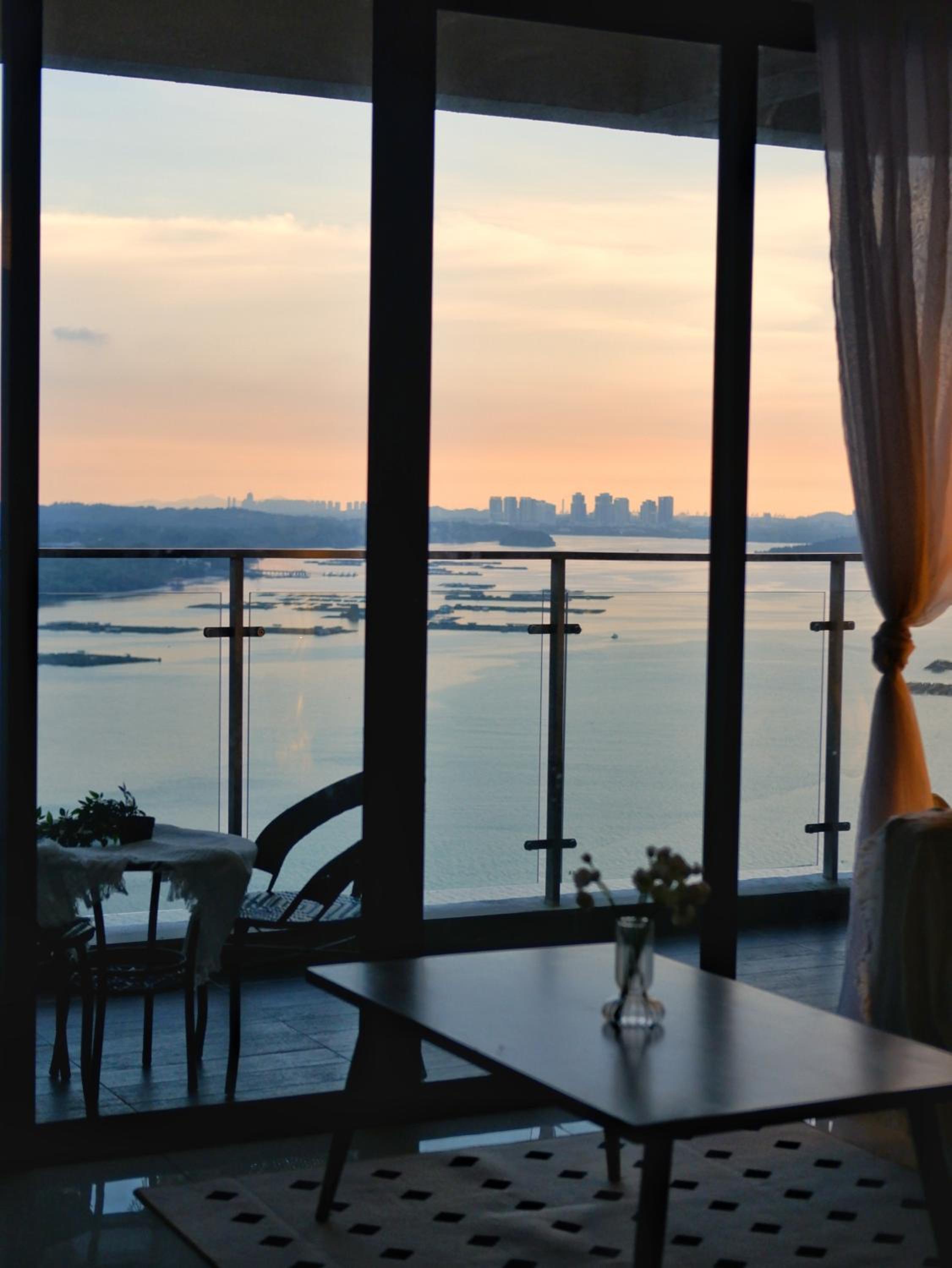 Amberside Danga Bay Sea View 3R3B 10pax