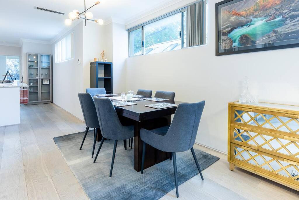 Executive CBD Perth House 4BR 3BA 2Pk SLEEP 8!