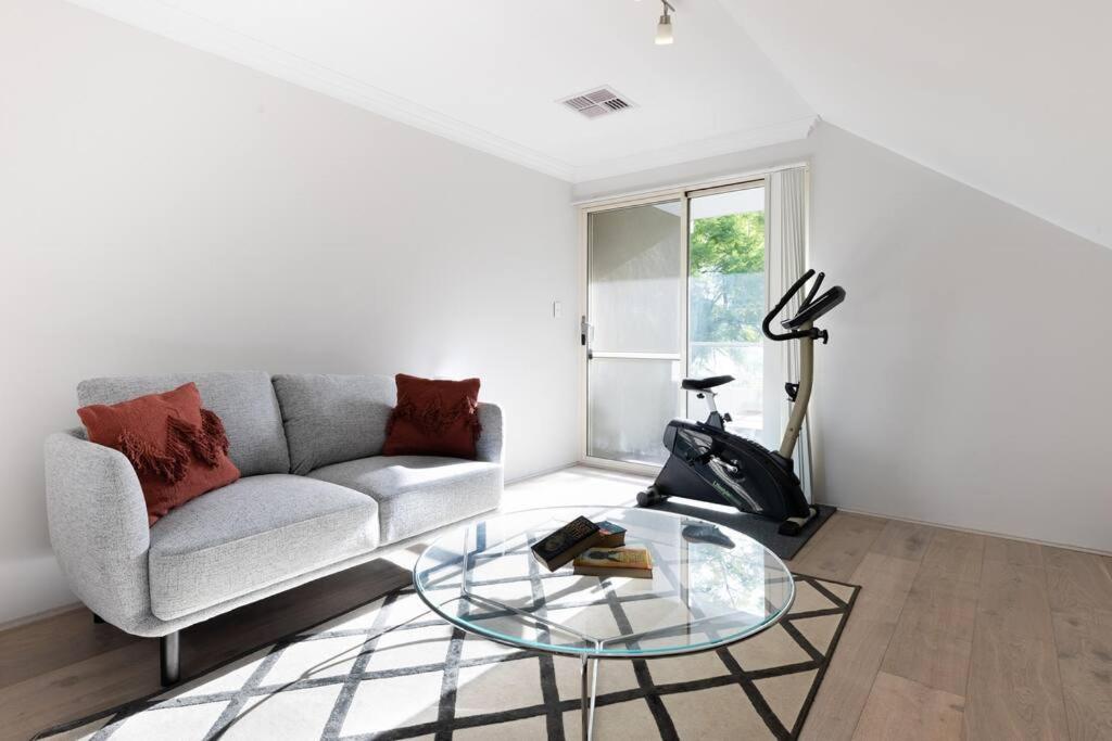 Executive CBD Perth House 4BR 3BA 2Pk SLEEP 8!