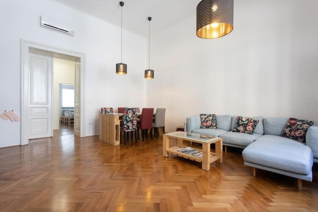 Spacious Apartment in Historic Centre & FREE Parking