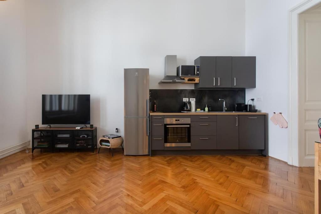 Spacious Apartment in Historic Centre & FREE Parking