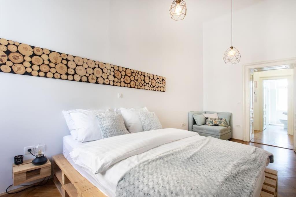 Spacious Apartment in Historic Centre & FREE Parking