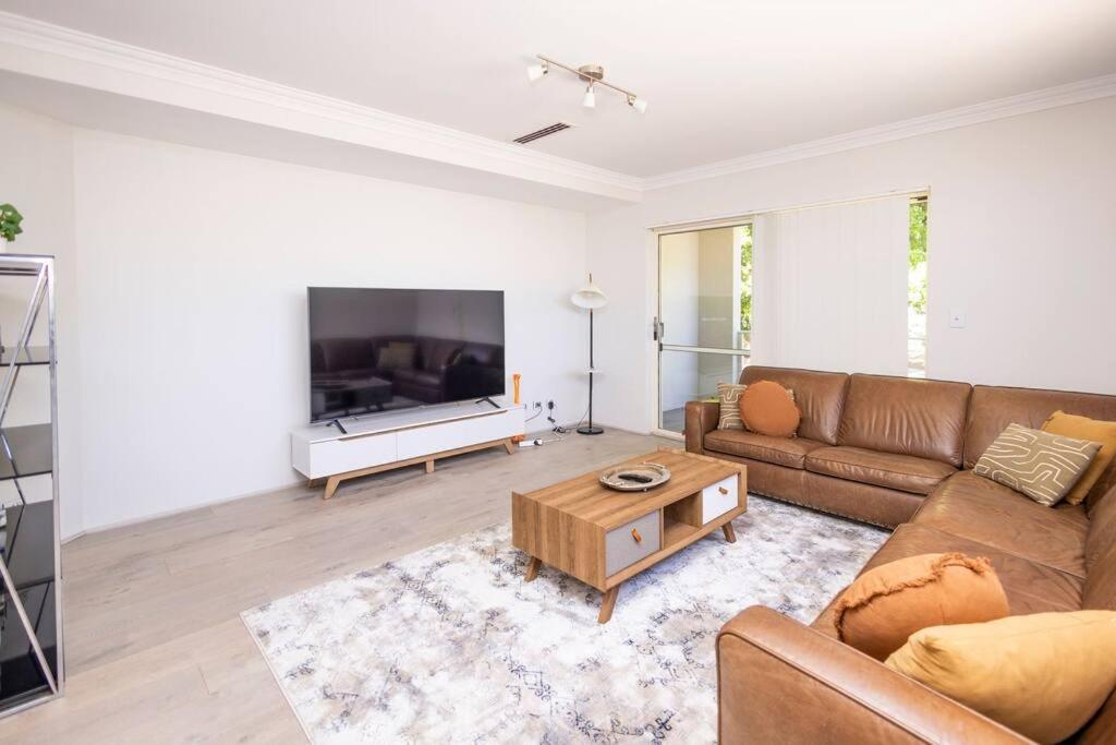 Urban Retreat CBD Perth House 4BR 3BA 2PK SLEEP 8!