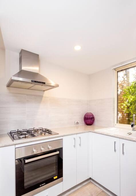 Urban Retreat CBD Perth House 4BR 3BA 2PK SLEEP 8!