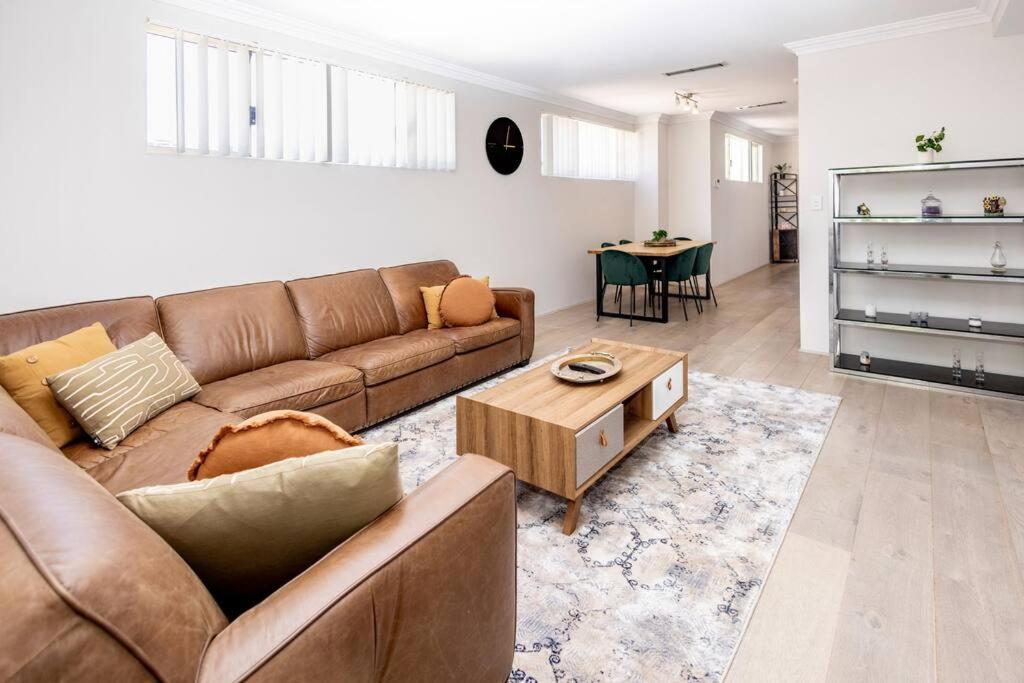 Urban Retreat CBD Perth House 4BR 3BA 2PK SLEEP 8!