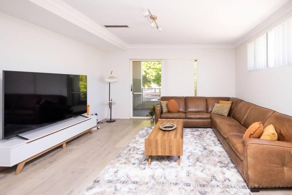 Urban Retreat CBD Perth House 4BR 3BA 2PK SLEEP 8!