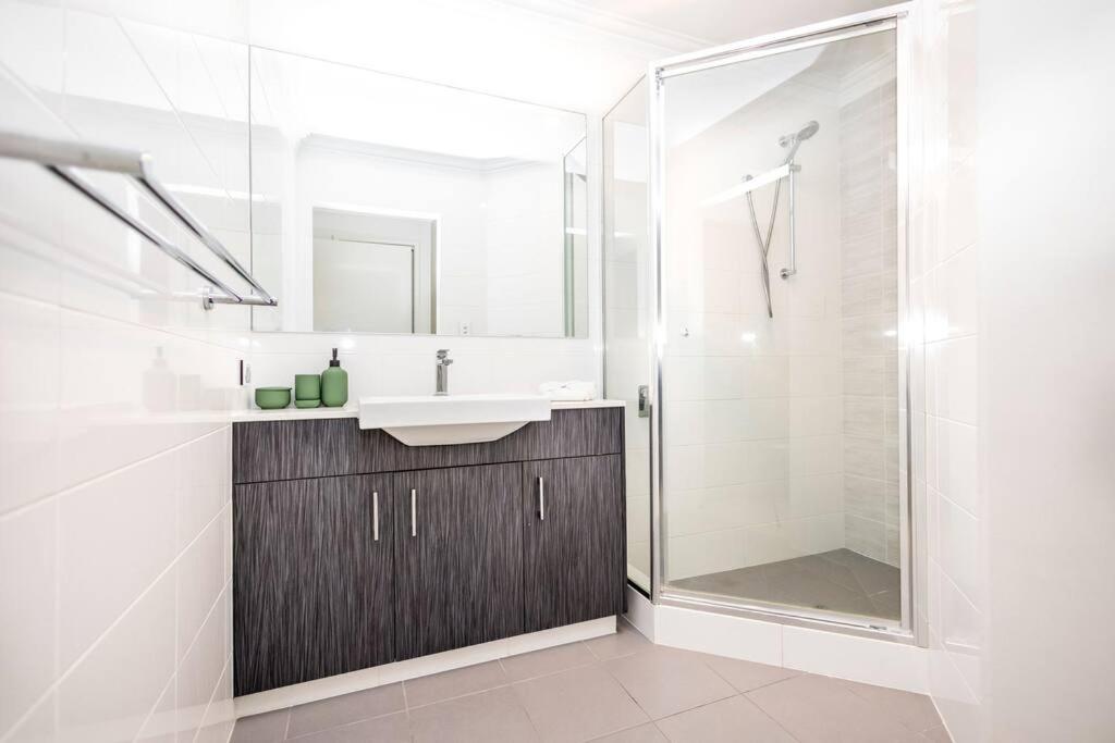 Urban Retreat CBD Perth House 4BR 3BA 2PK SLEEP 8!