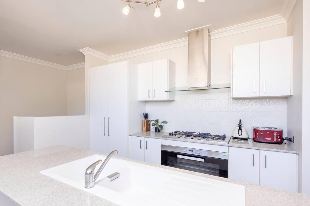 Urban Retreat CBD Perth House 4BR 3BA 2PK SLEEP 8!