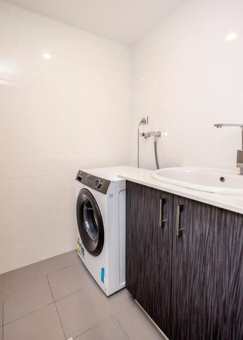 Urban Retreat CBD Perth House 4BR 3BA 2PK SLEEP 8!