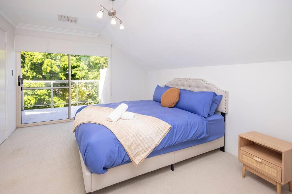 Urban Retreat CBD Perth House 4BR 3BA 2PK SLEEP 8!