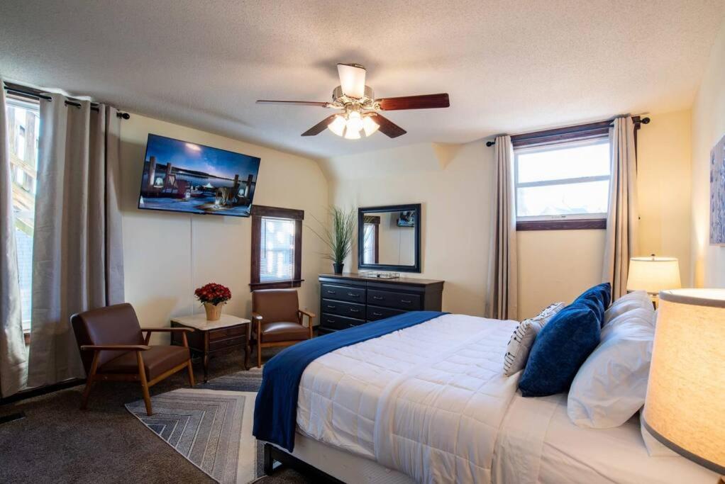 Roomy 3BR & 2BR Apartments near Universities view 3