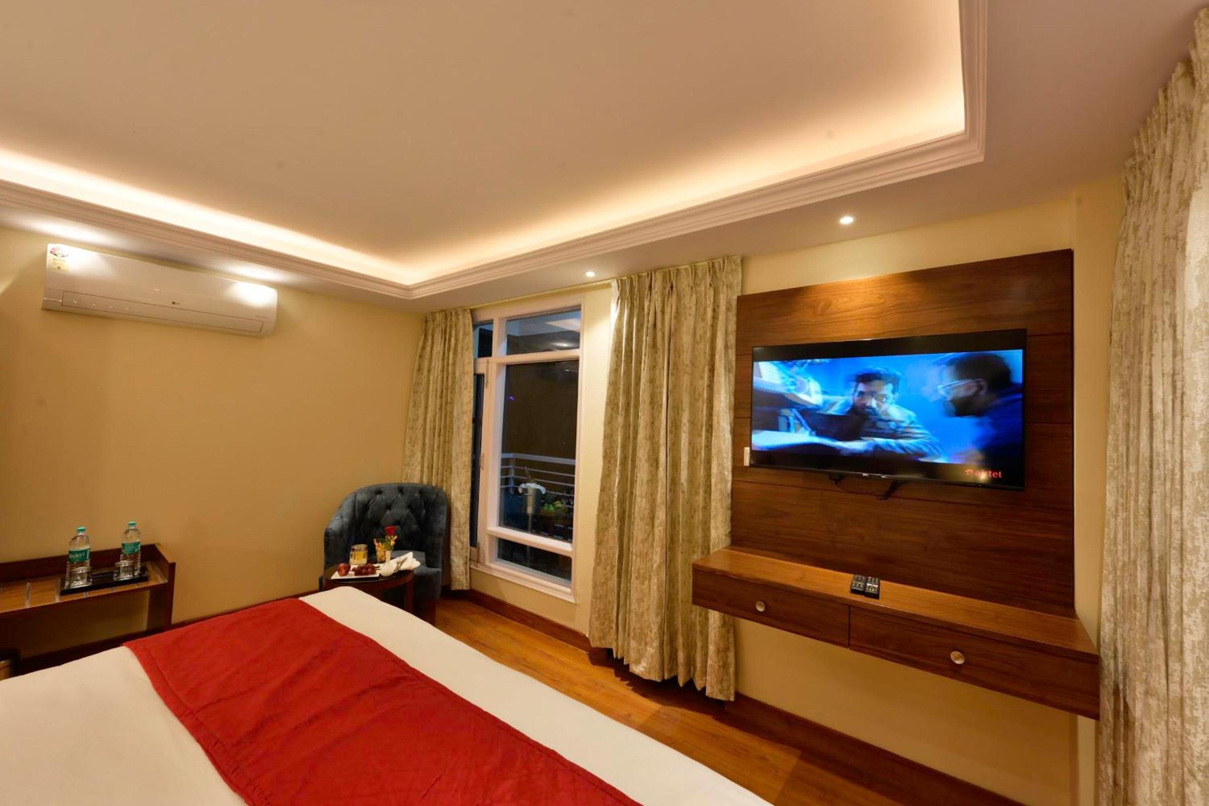 Hotel Rajgriha Kasauli view 3
