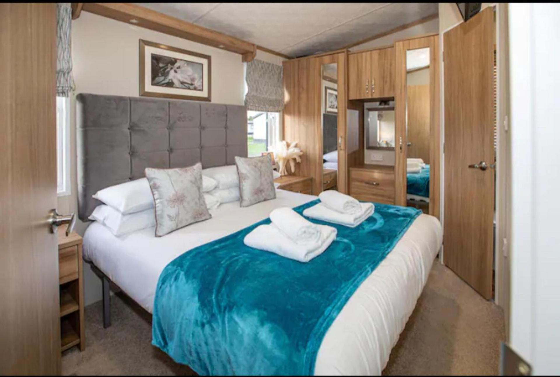 3-Bed Lodge Sleeps 6 -Hot tub -Resort Access view 2