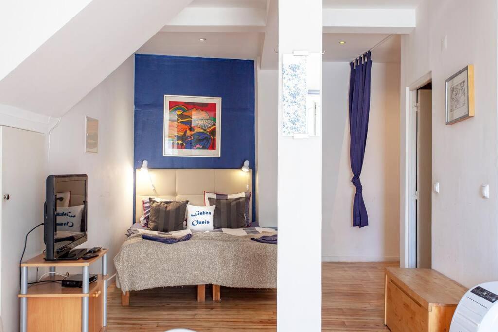 Alfama III - French balcony and smart check-in view 4
