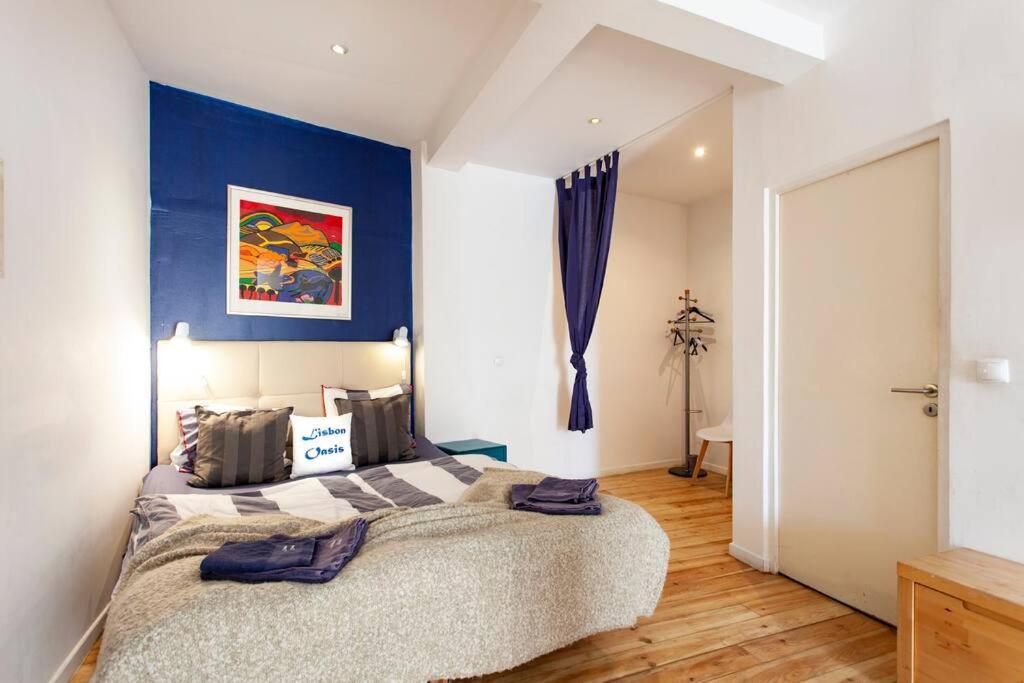 Alfama III - French balcony and smart check-in view 5
