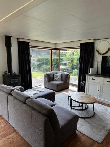 Dubbele chalet op recreatiepark Topparken op de Veluwe in Beekbergen met grote vrije tuin en eigen parkeerplaats view 5