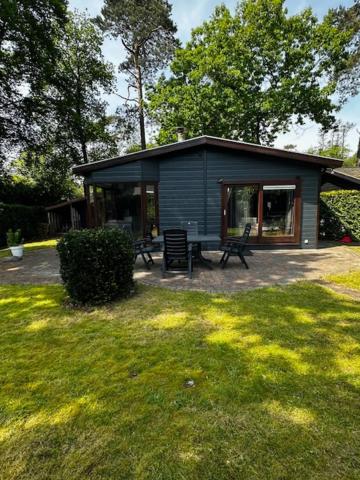 Dubbele chalet op recreatiepark Topparken op de Veluwe in Beekbergen met grote vrije tuin en eigen parkeerplaats view 3