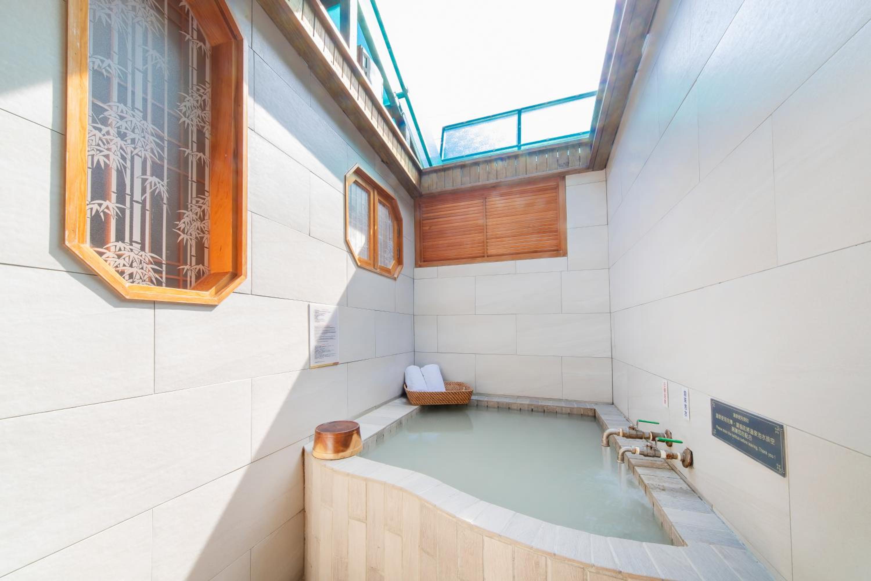 Phoenix Pavilion Hot Spring Hotel
