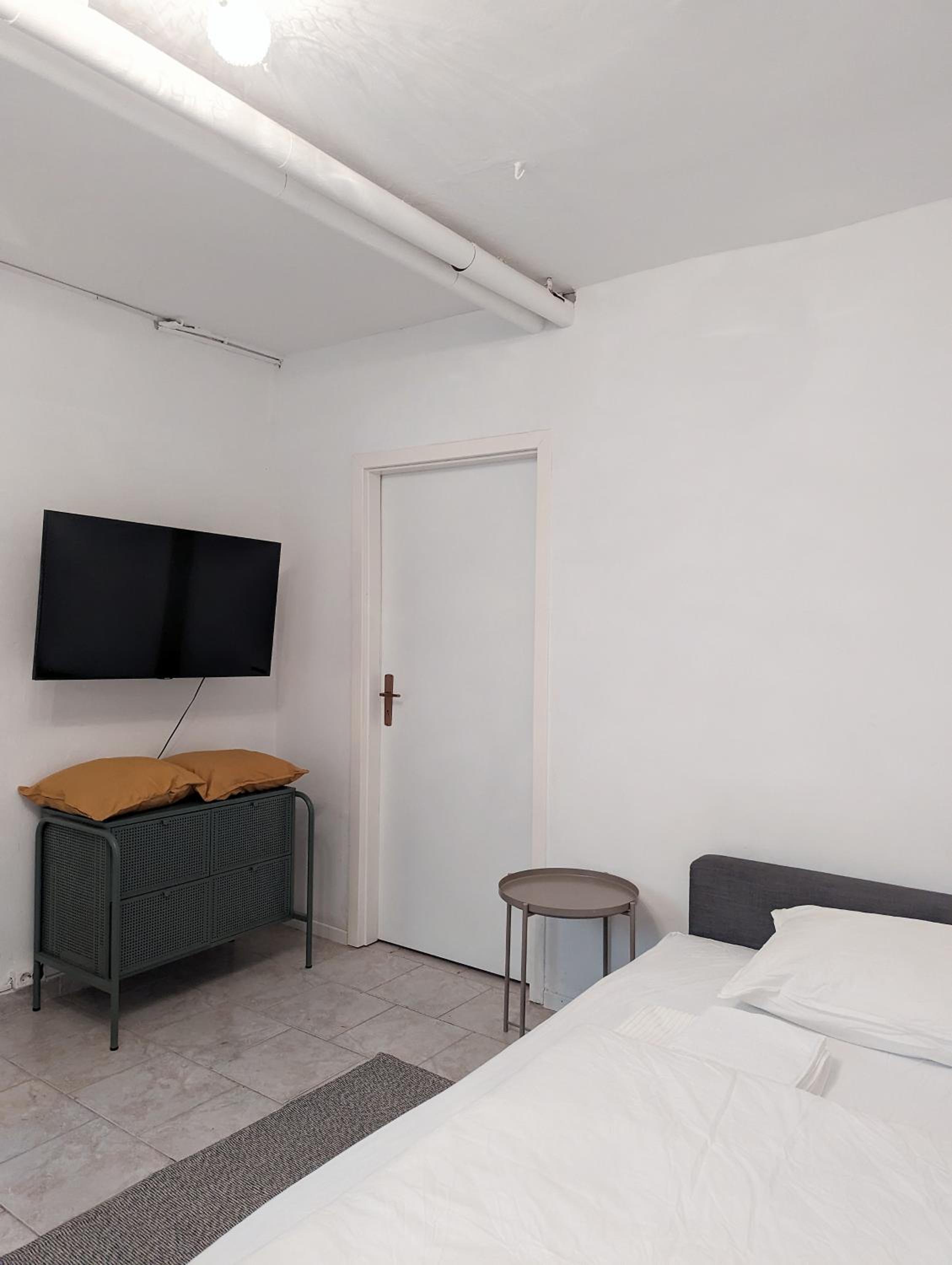 Tiergarten: Central, spacious, beautiful designed 2-BR Apt near park