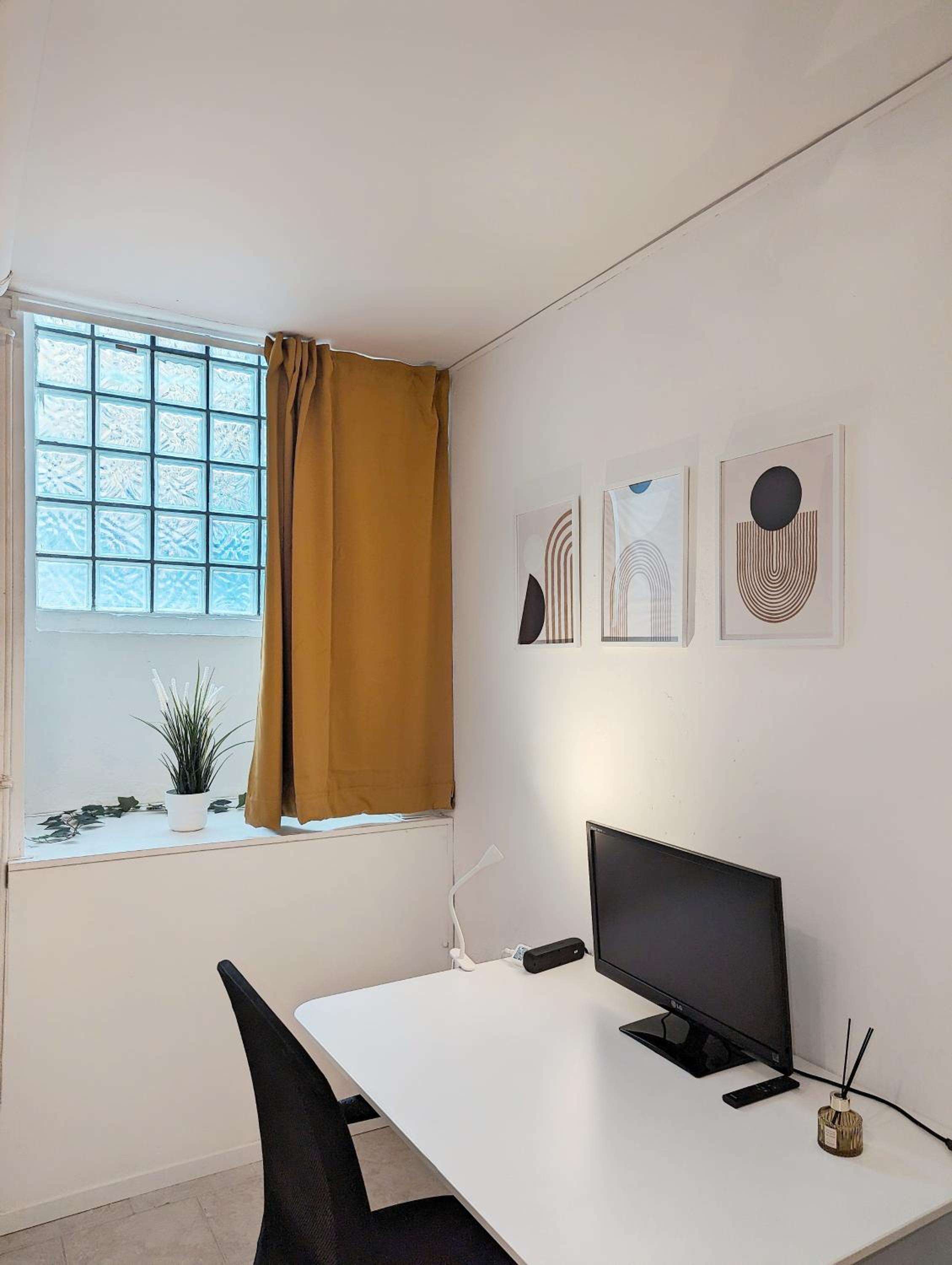 Tiergarten: Central, spacious, beautiful designed 2-BR Apt near park