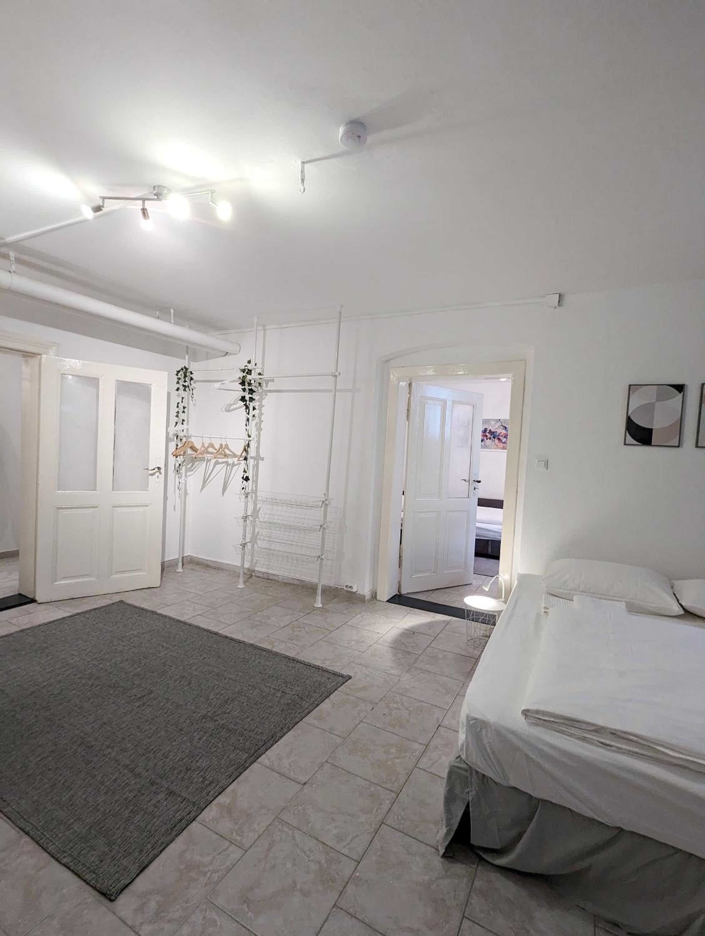 Tiergarten: Central, spacious, beautiful designed 2-BR Apt near park