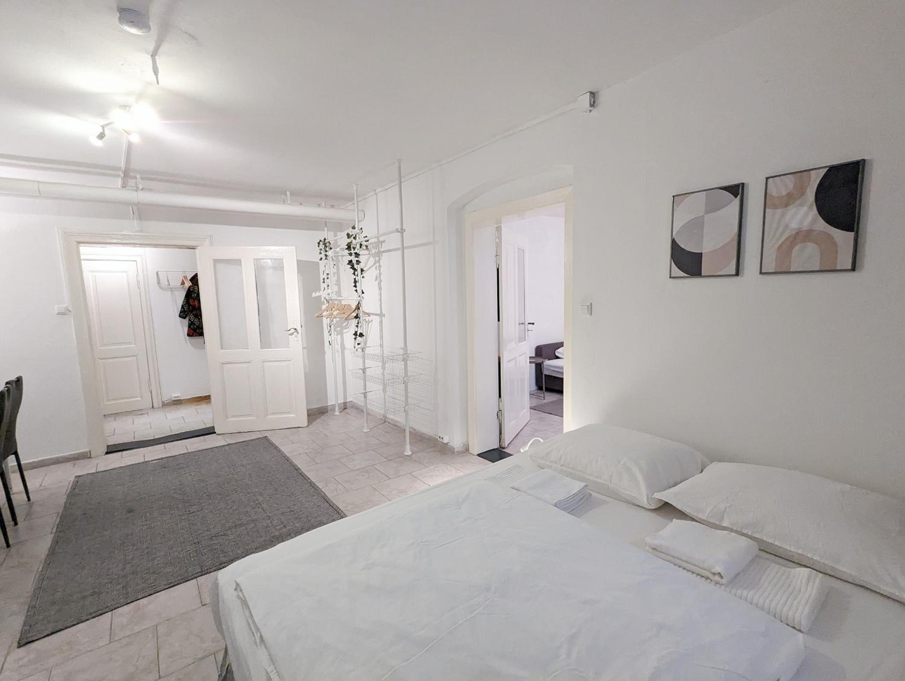 Tiergarten: Central, spacious, beautiful designed 2-BR Apt near park