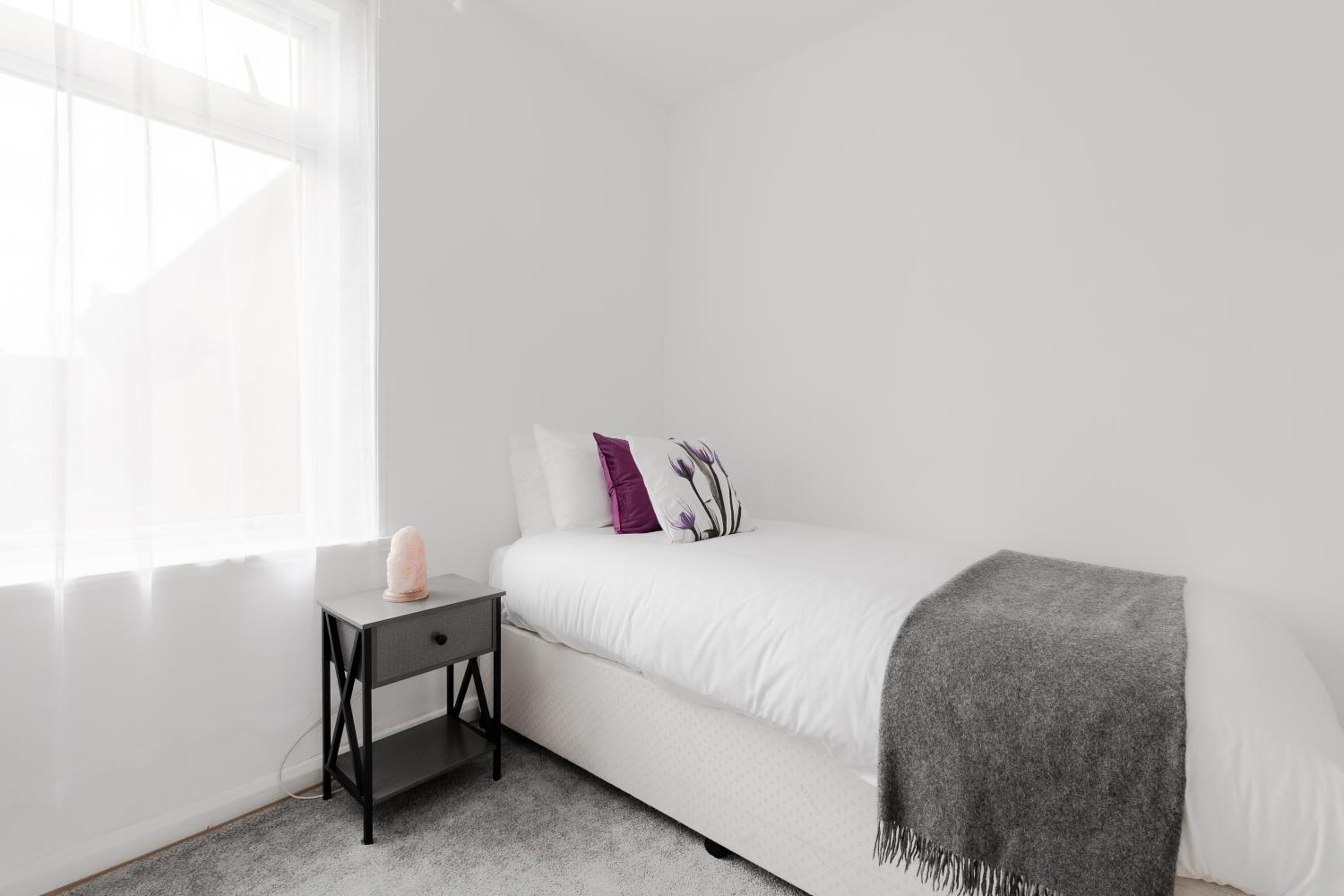 4 Bed House - Sleeps 8 - Garden Pets Wifi