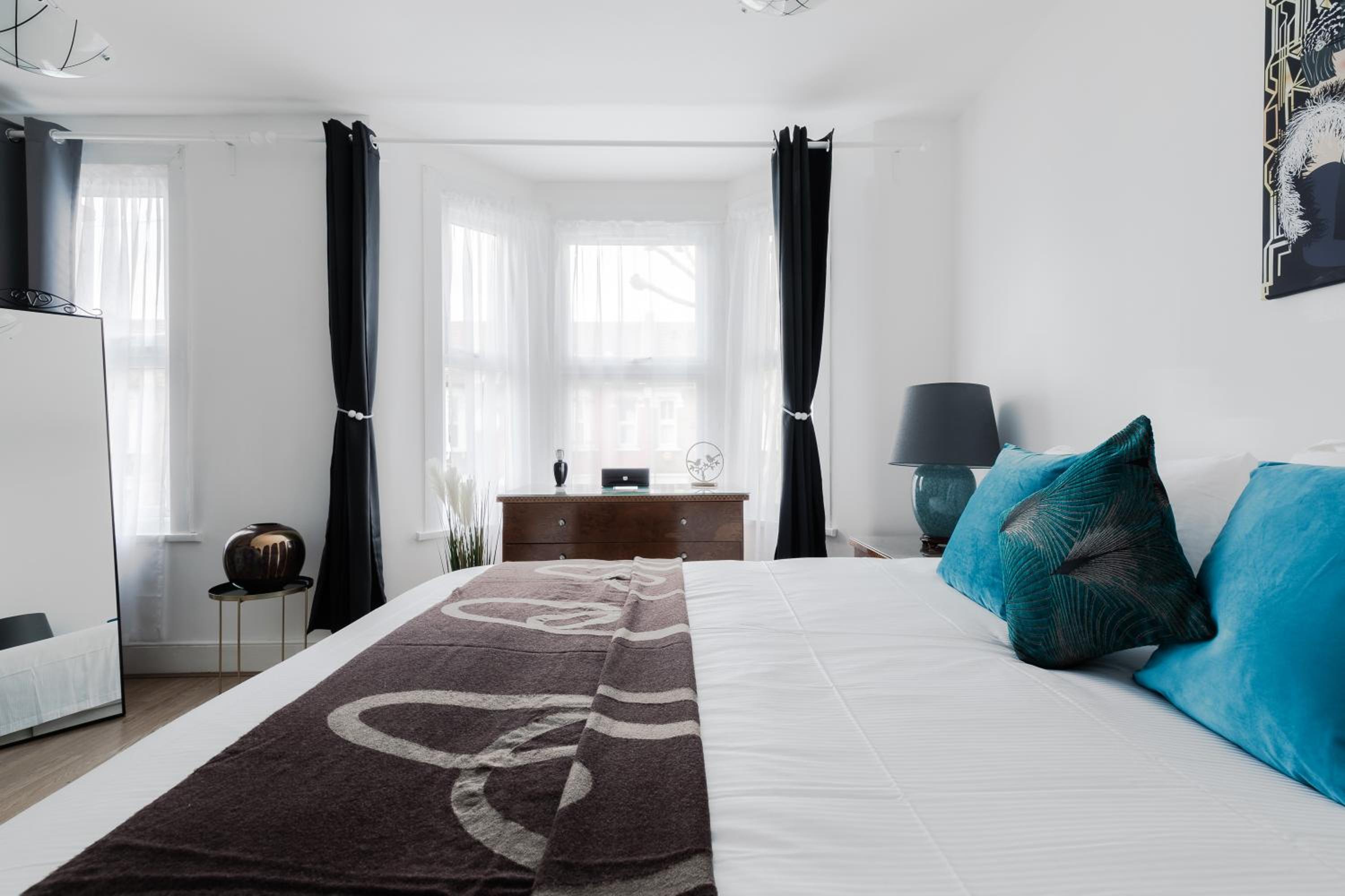 4 Bed House - Sleeps 8 - Garden Pets Wifi