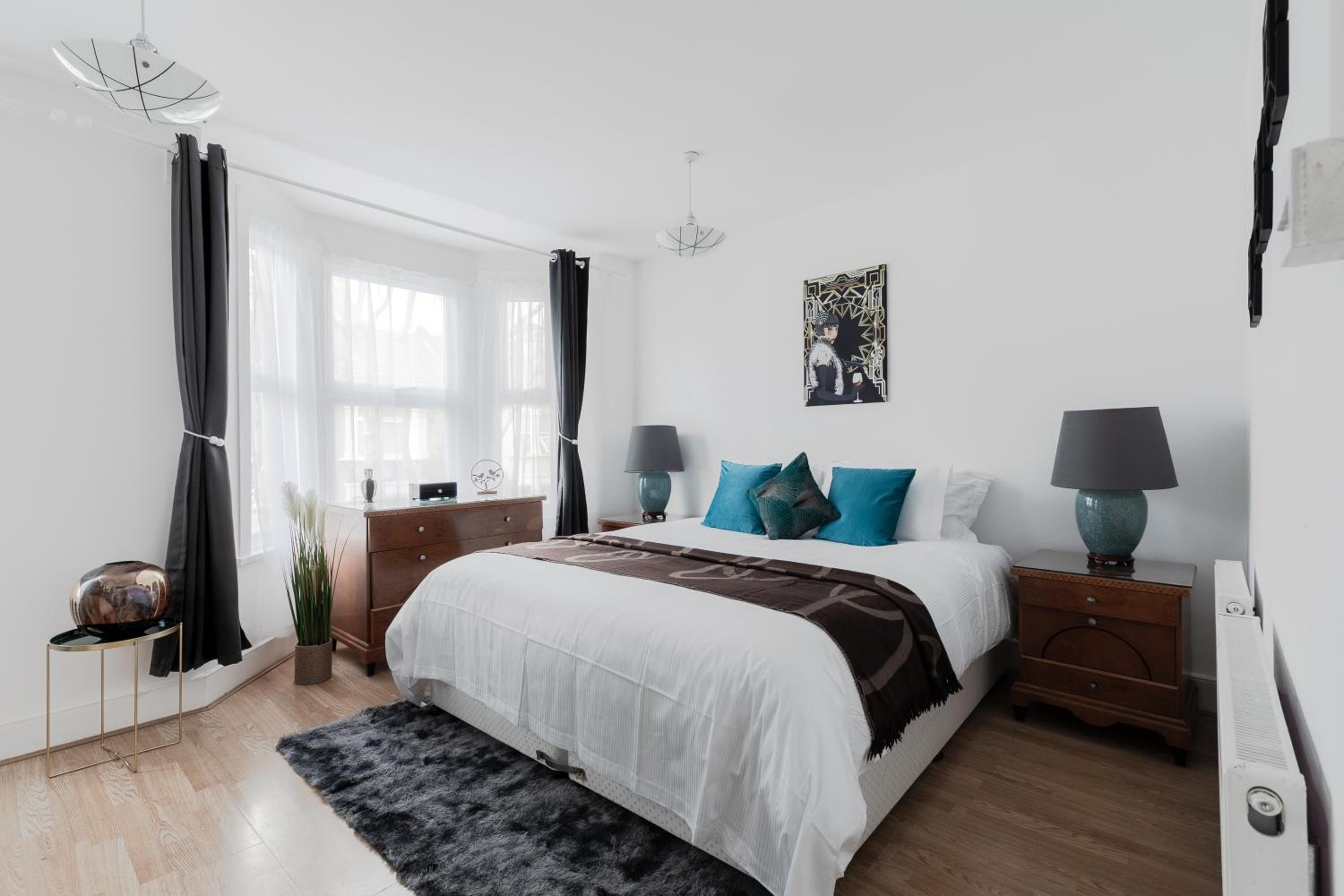 4 Bed House - Sleeps 8 - Garden Pets Wifi