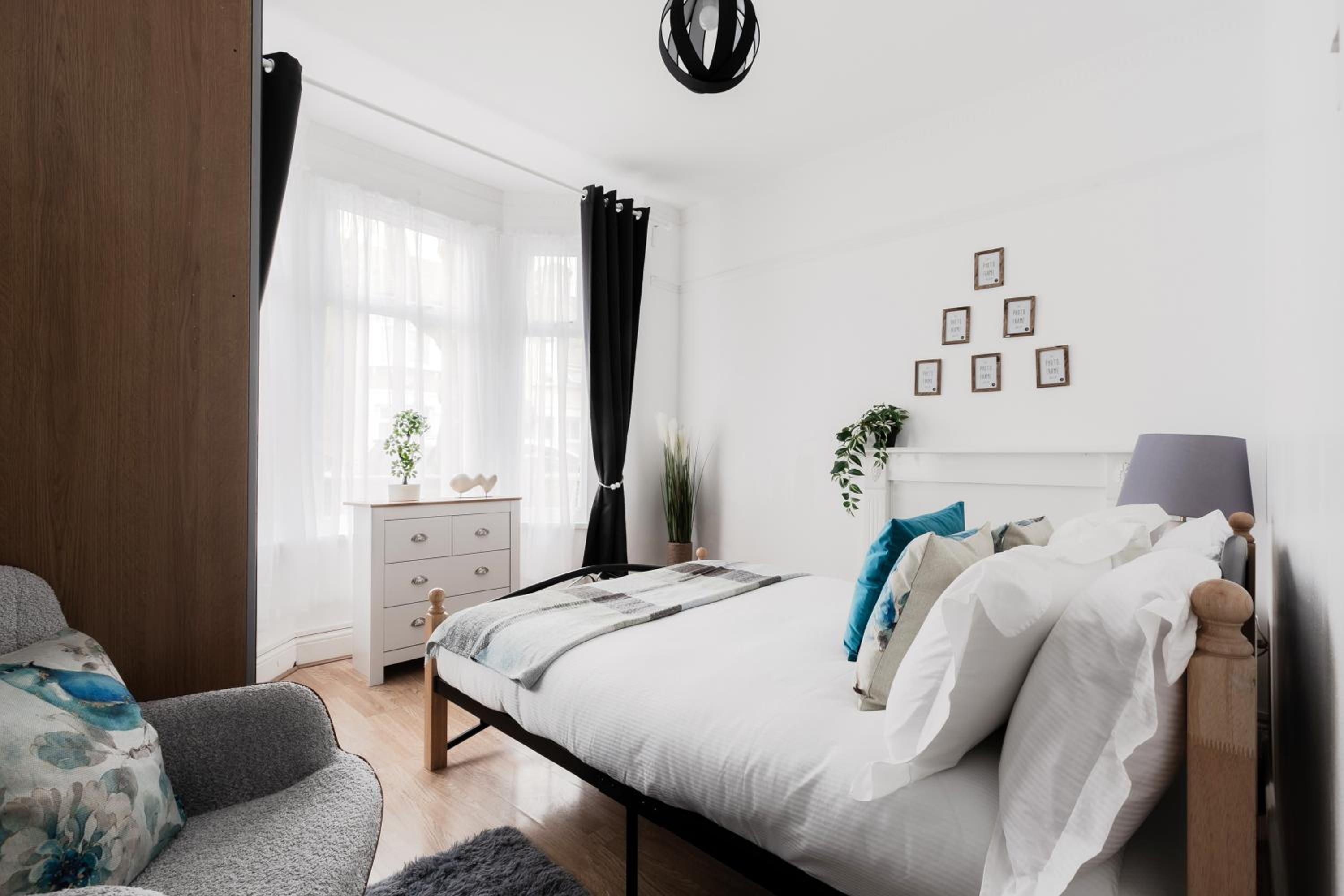 4 Bed House - Sleeps 8 - Garden Pets Wifi