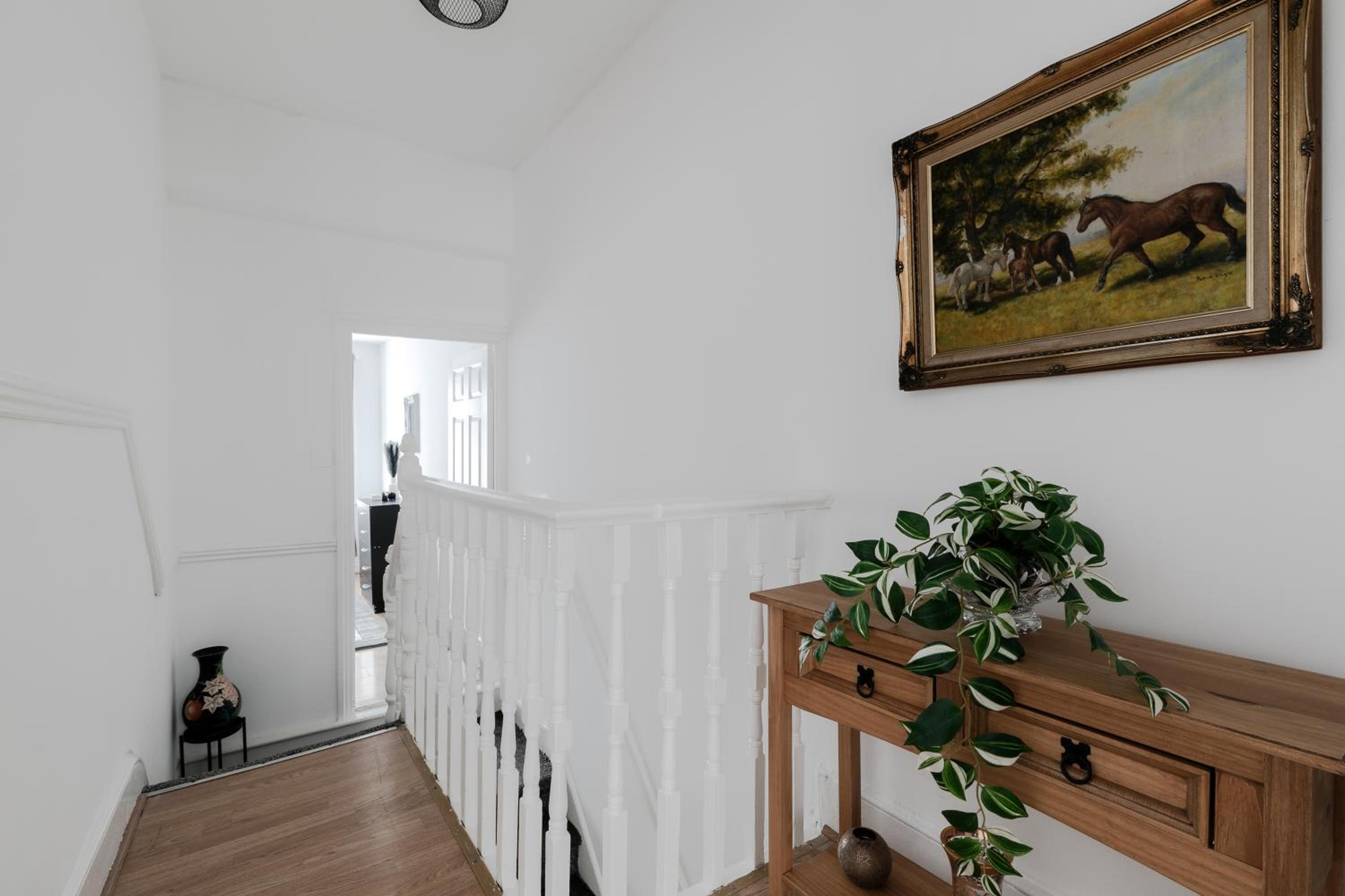 4 Bed House - Sleeps 8 - Garden Pets Wifi