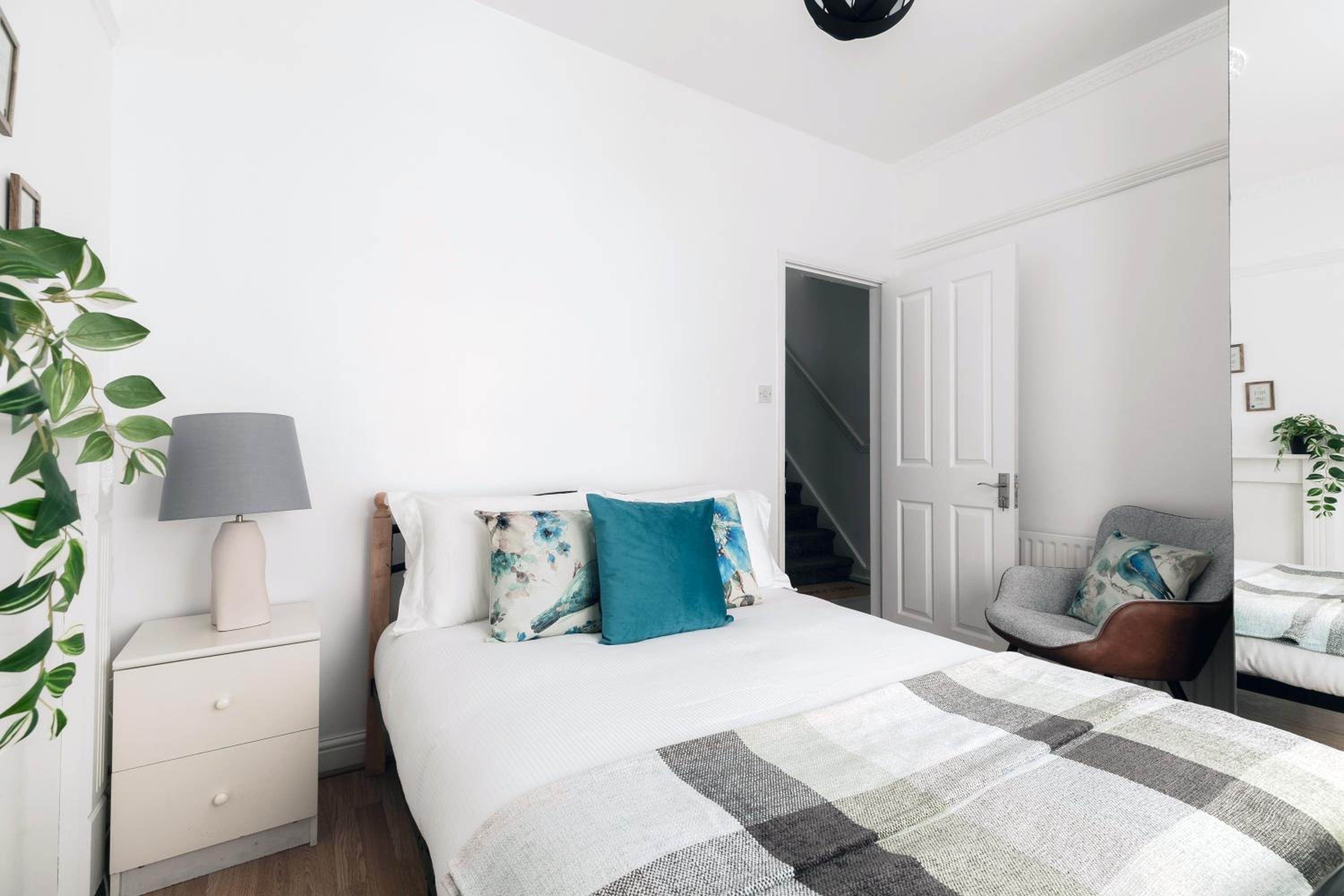 4 Bed House - Sleeps 8 - Garden Pets Wifi