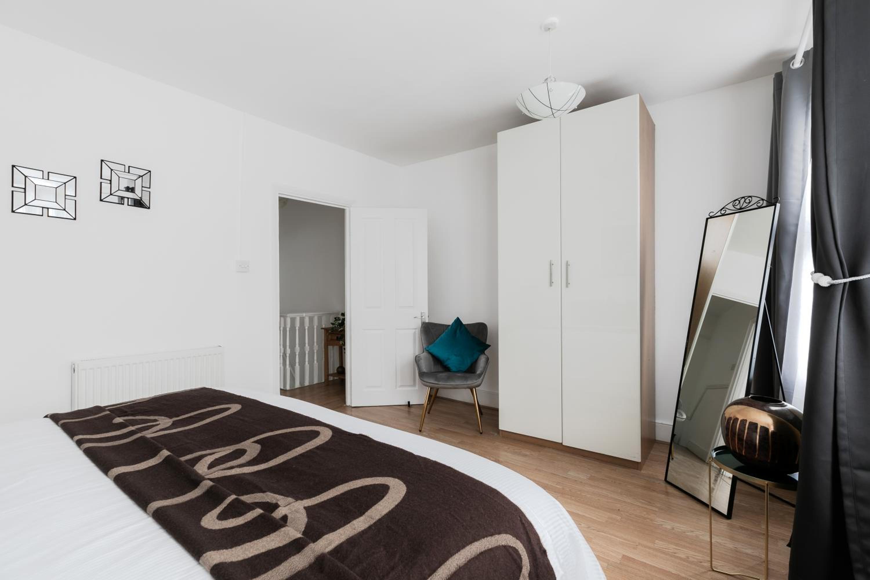 4 Bed House - Sleeps 8 - Garden Pets Wifi
