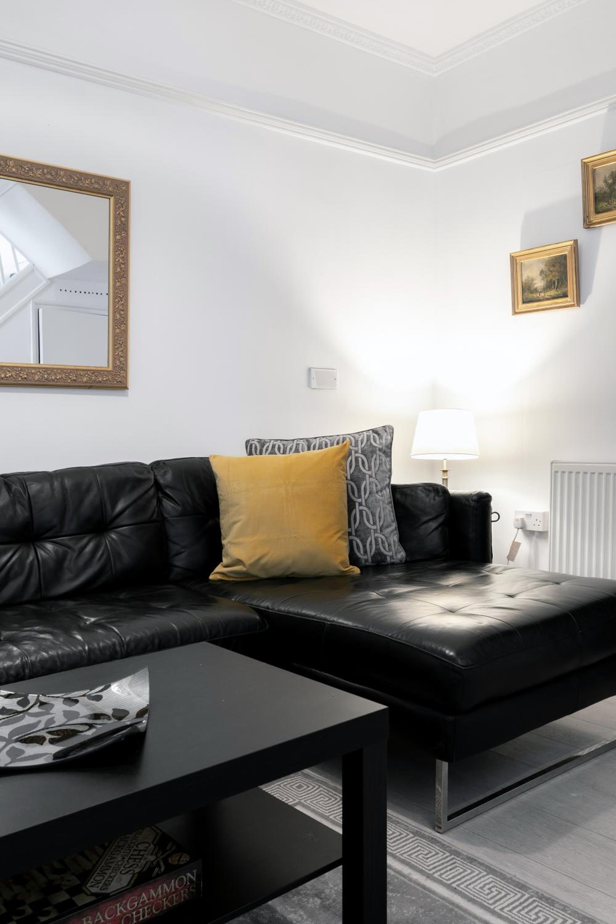 4 Bed House - Sleeps 8 - Garden Pets Wifi