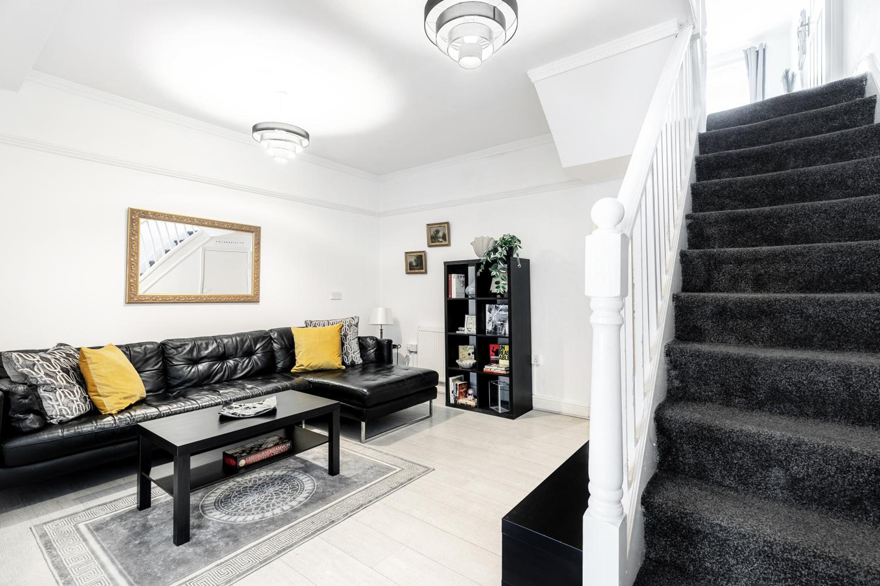 4 Bed House - Sleeps 8 - Garden Pets Wifi