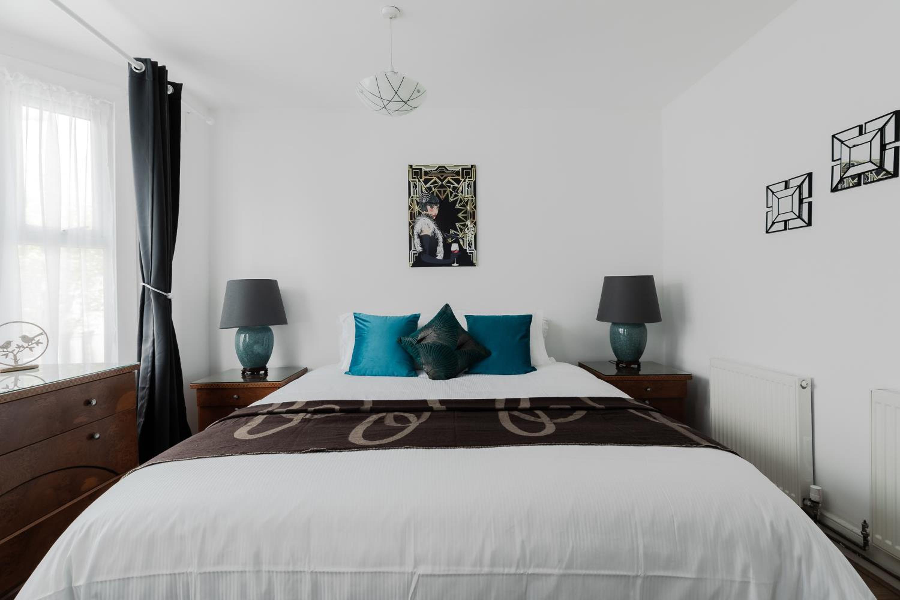 4 Bed House - Sleeps 8 - Garden Pets Wifi