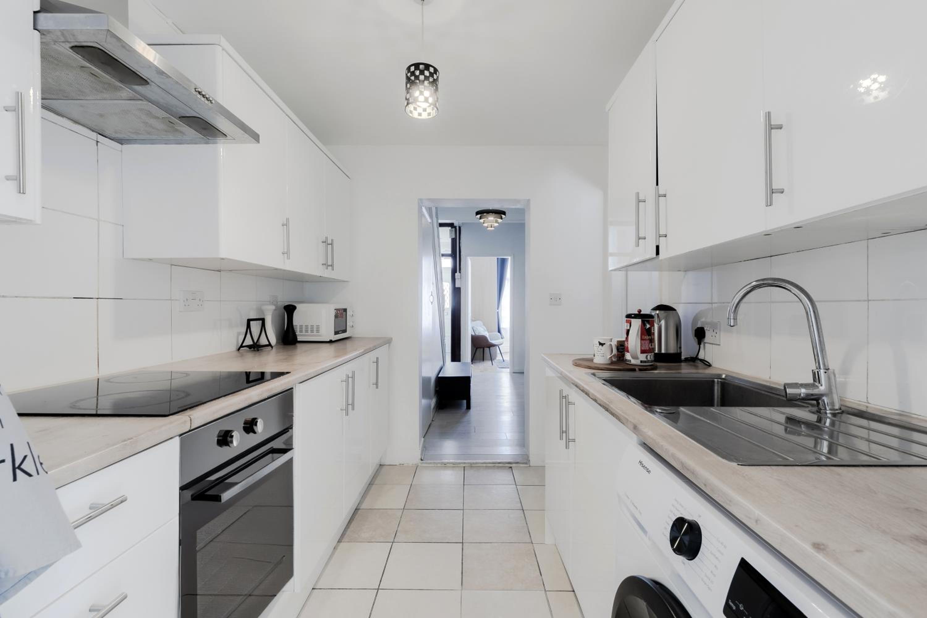 4 Bed House - Sleeps 8 - Garden Pets Wifi