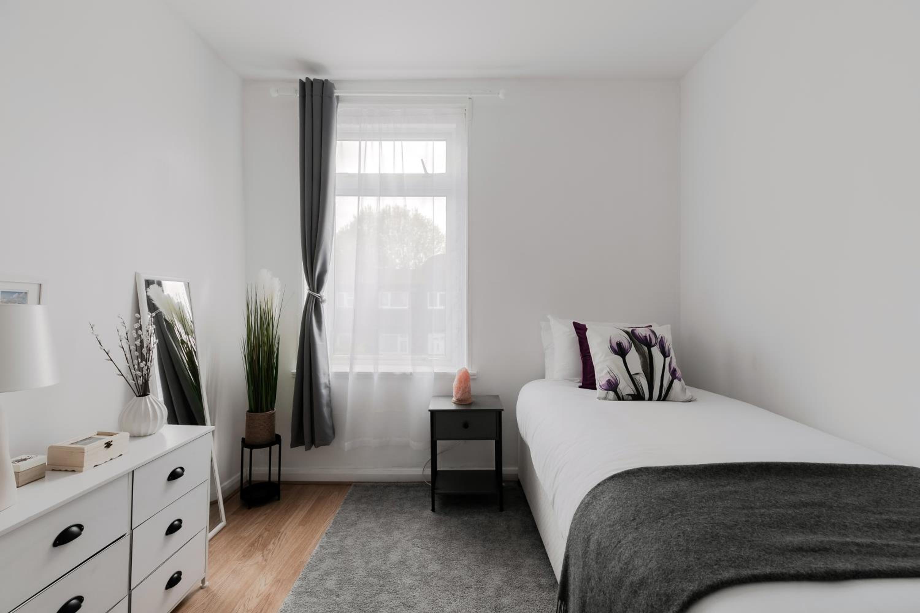 4 Bed House - Sleeps 8 - Garden Pets Wifi