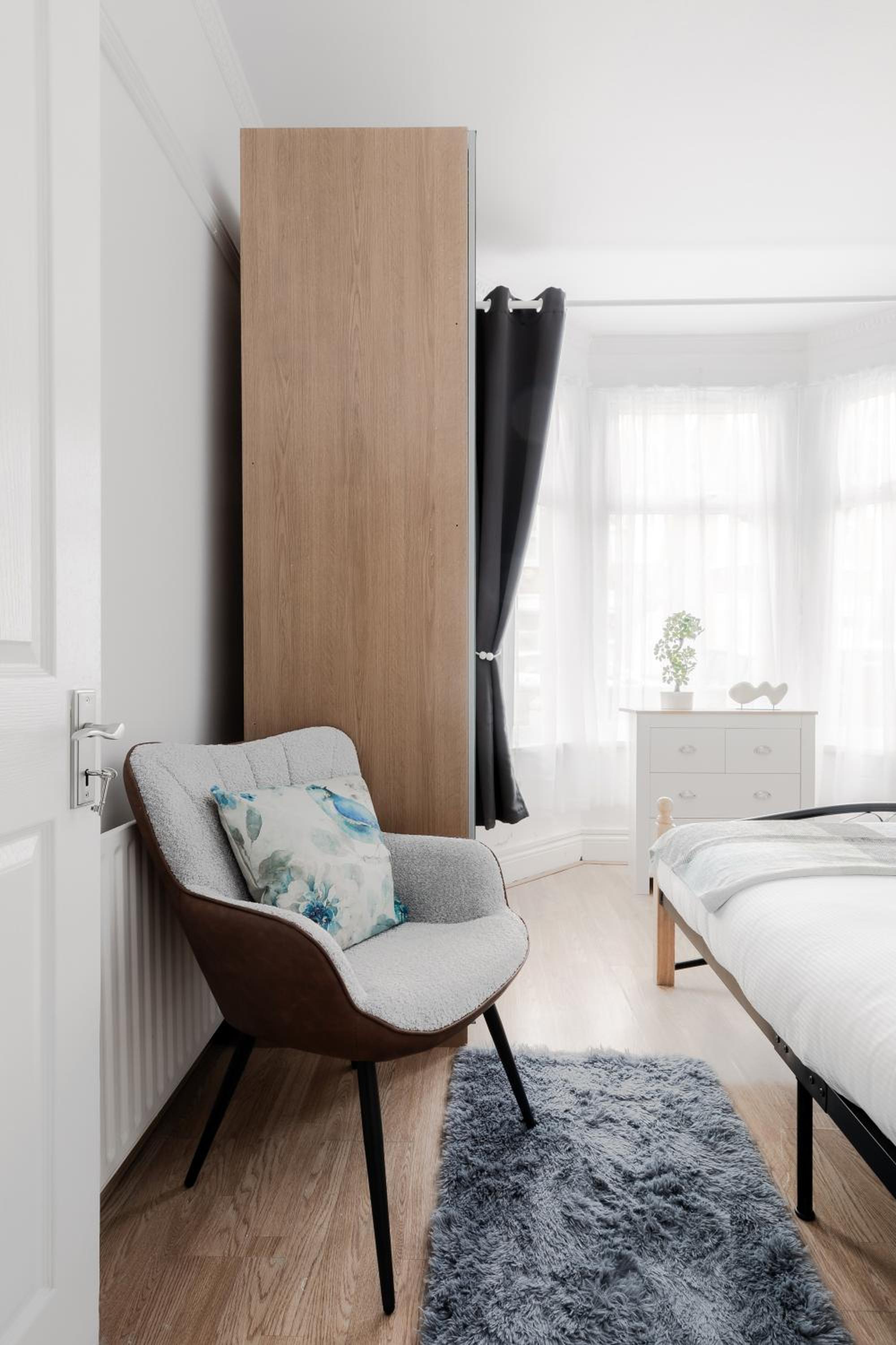 4 Bed House - Sleeps 8 - Garden Pets Wifi