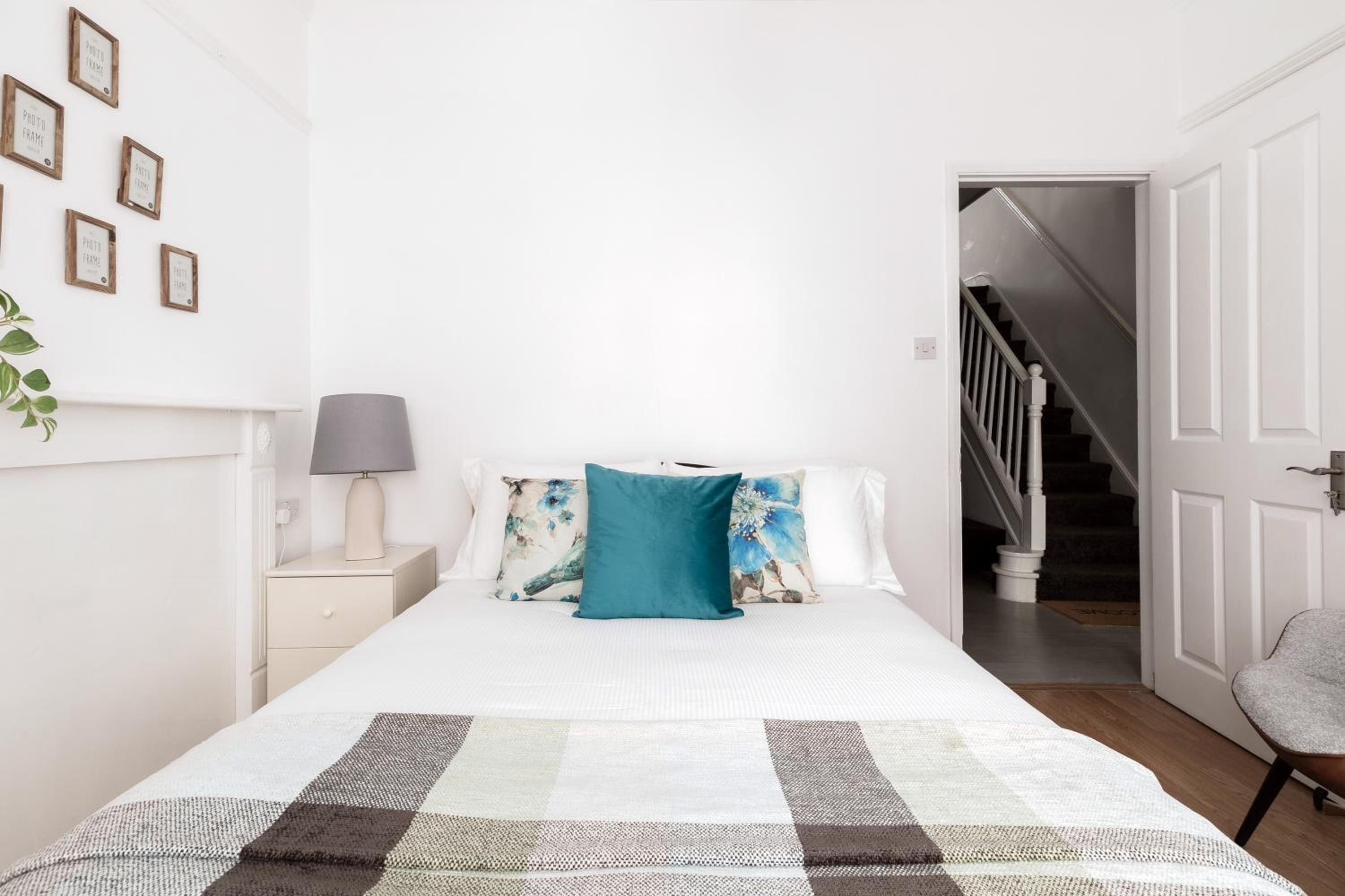 4 Bed House - Sleeps 8 - Garden Pets Wifi