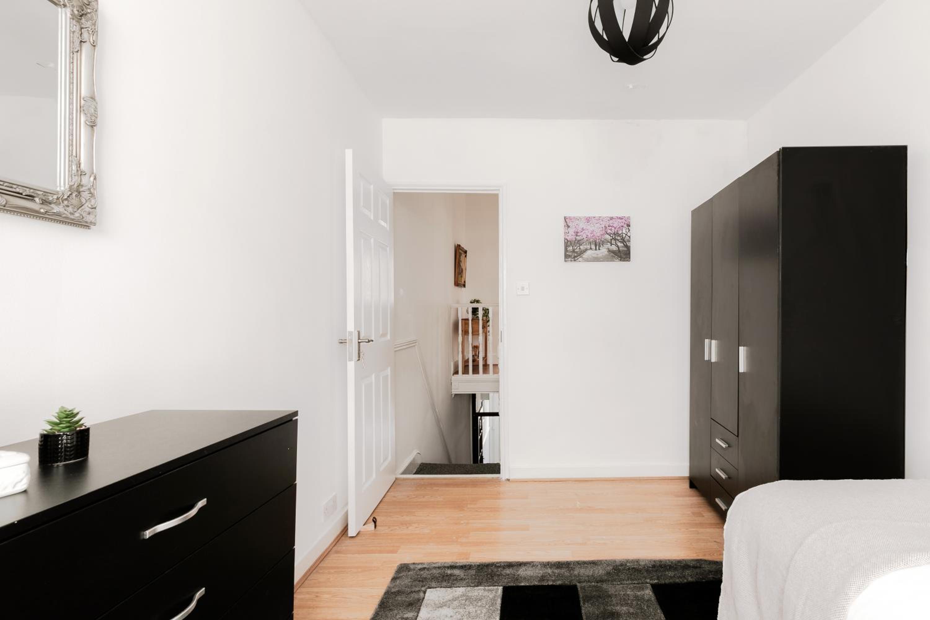 4 Bed House - Sleeps 8 - Garden Pets Wifi
