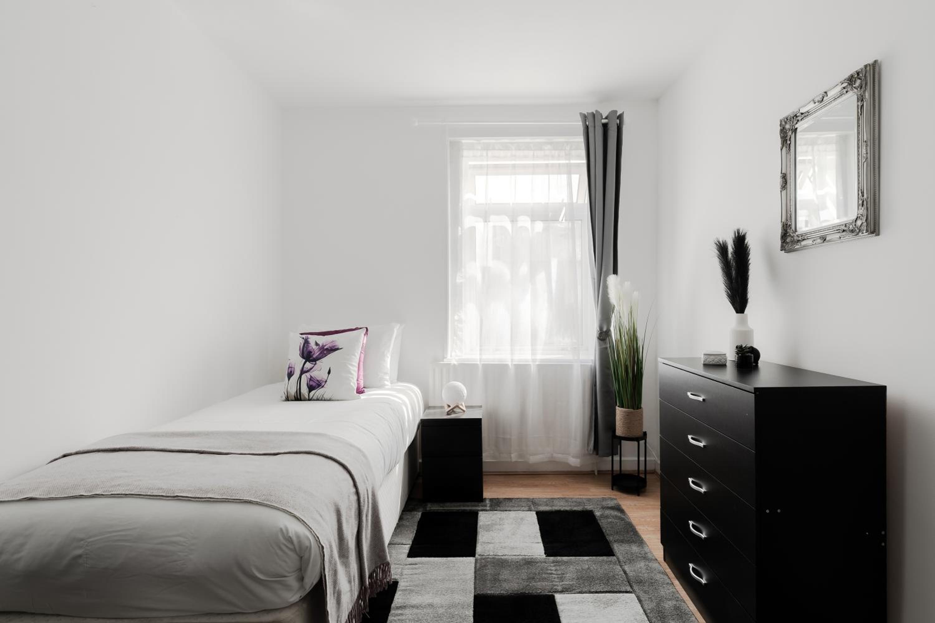 4 Bed House - Sleeps 8 - Garden Pets Wifi