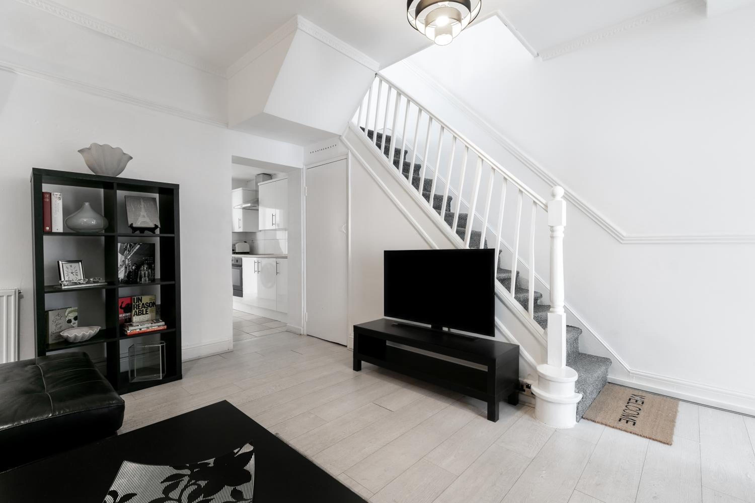 4 Bed House - Sleeps 8 - Garden Pets Wifi