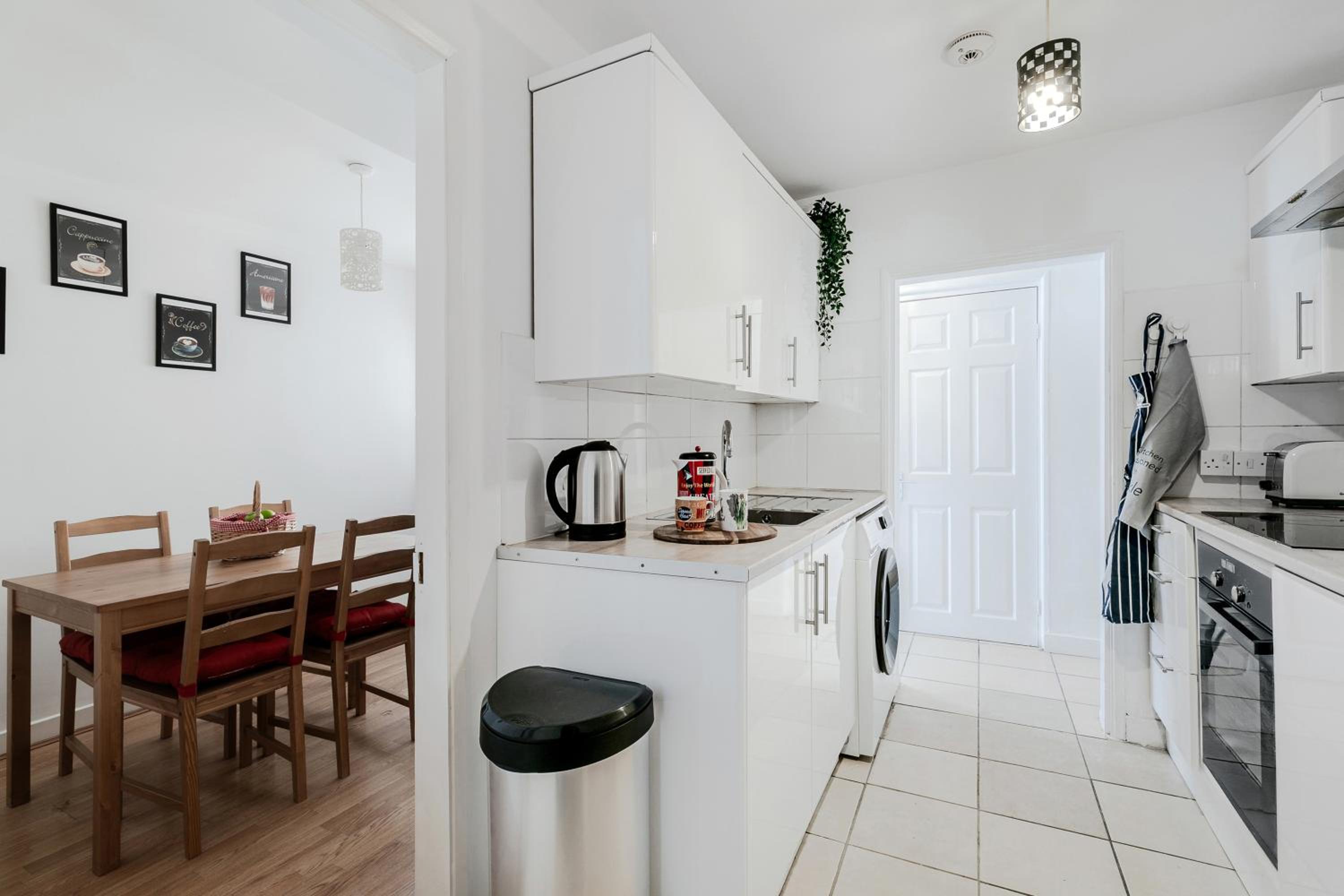 4 Bed House - Sleeps 8 - Garden Pets Wifi