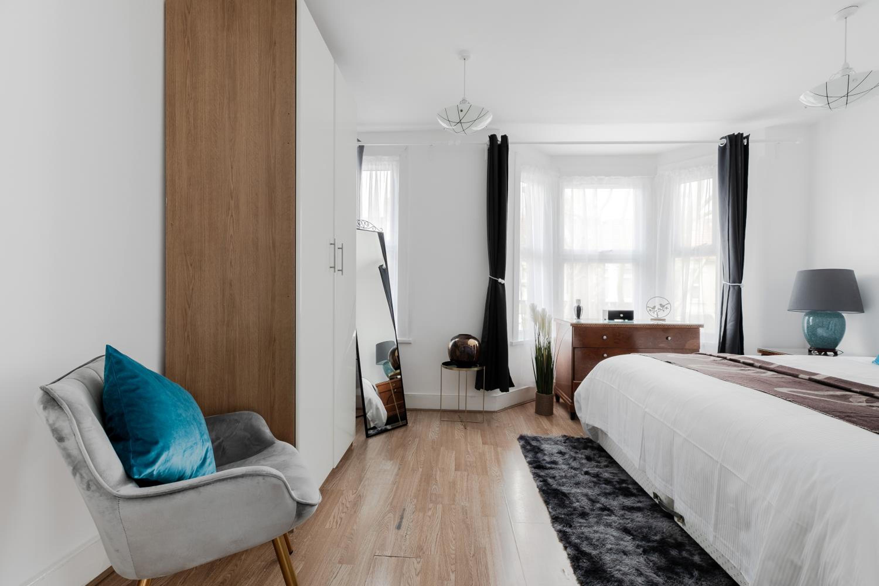 4 Bed House - Sleeps 8 - Garden Pets Wifi