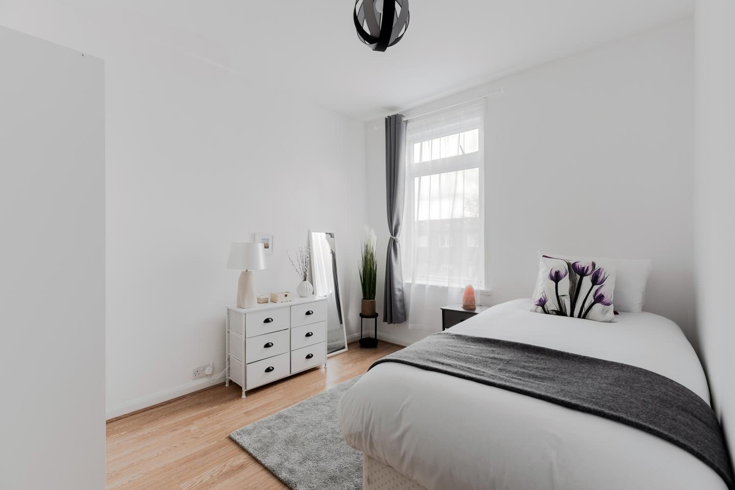 4 Bed House - Sleeps 8 - Garden Pets Wifi