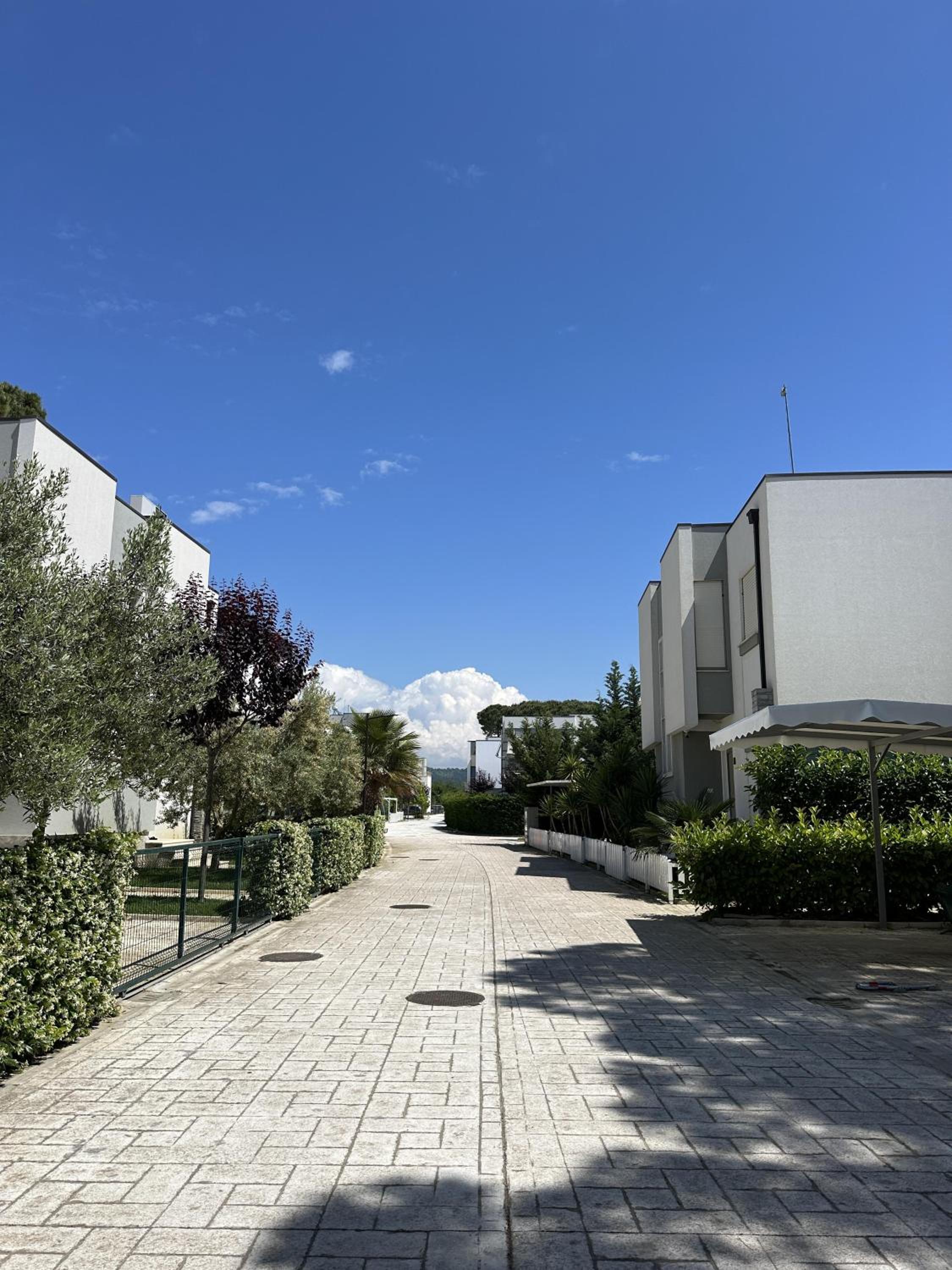 Lovely 2-Bed Apartment in Gjiri i Lalzit