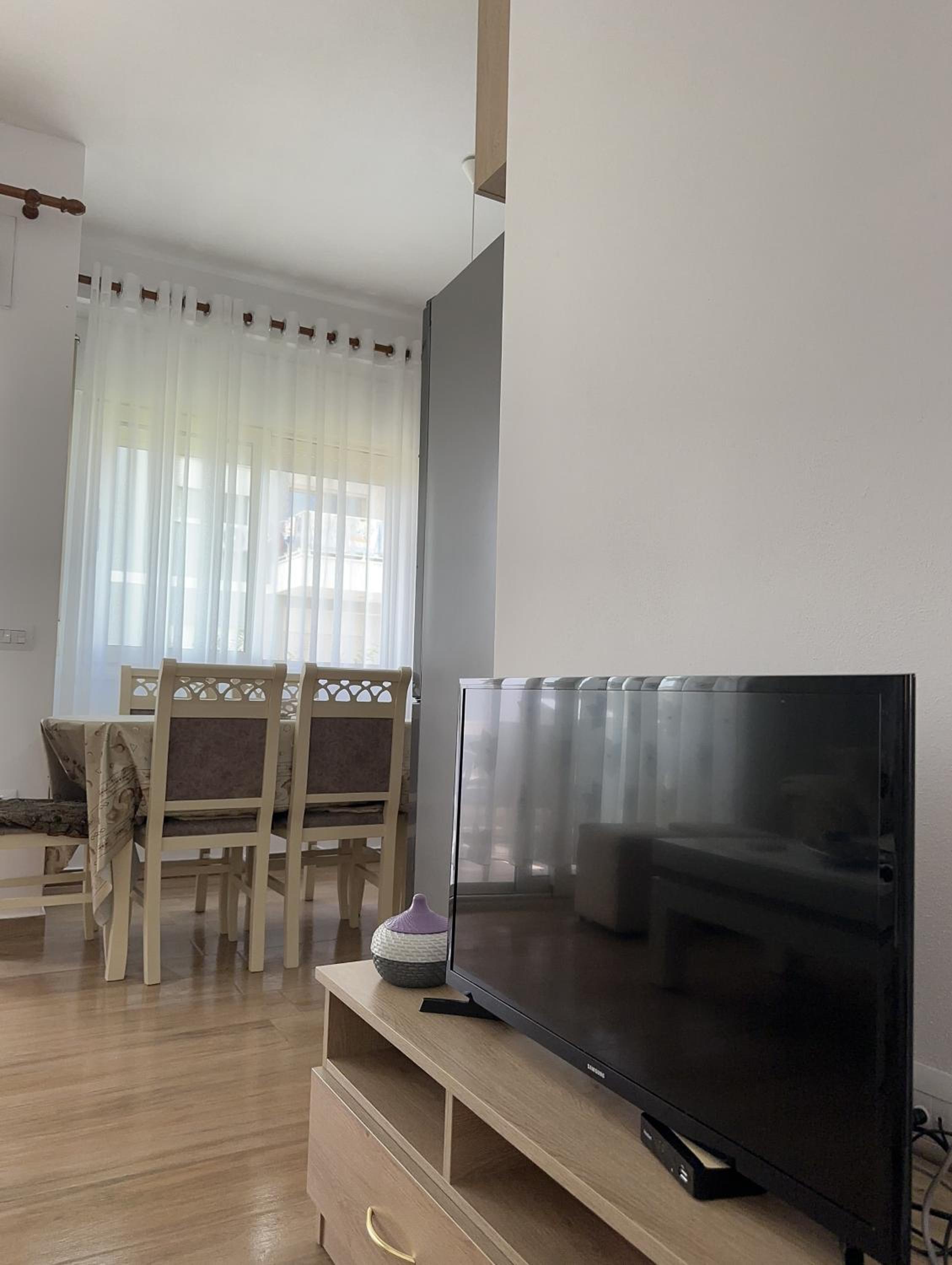 Lovely 2-Bed Apartment in Gjiri i Lalzit