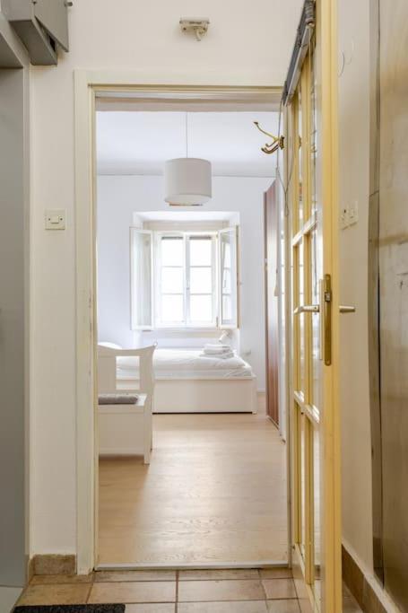 Artistic Studio Quiet Crusader Street Apartment view 3