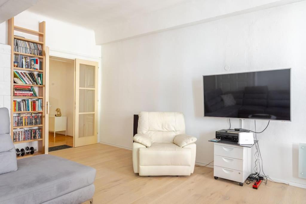 Artistic Studio Quiet Crusader Street Apartment view 2